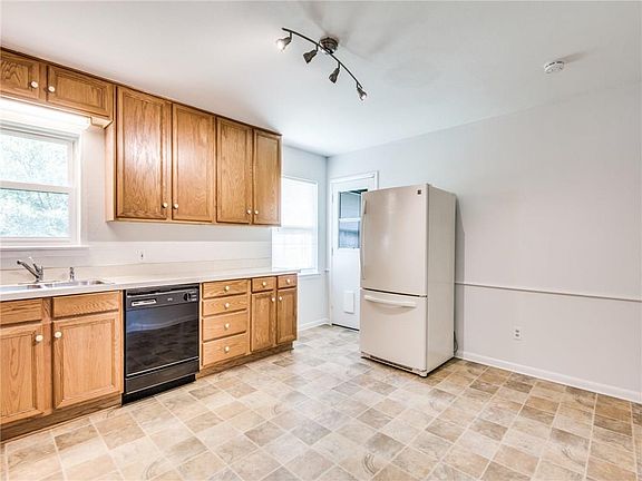4th image of 2406 Lasalle Dr