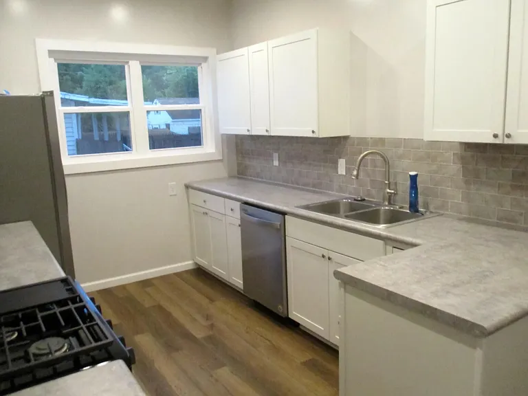 Riverside Dr — Photo 2