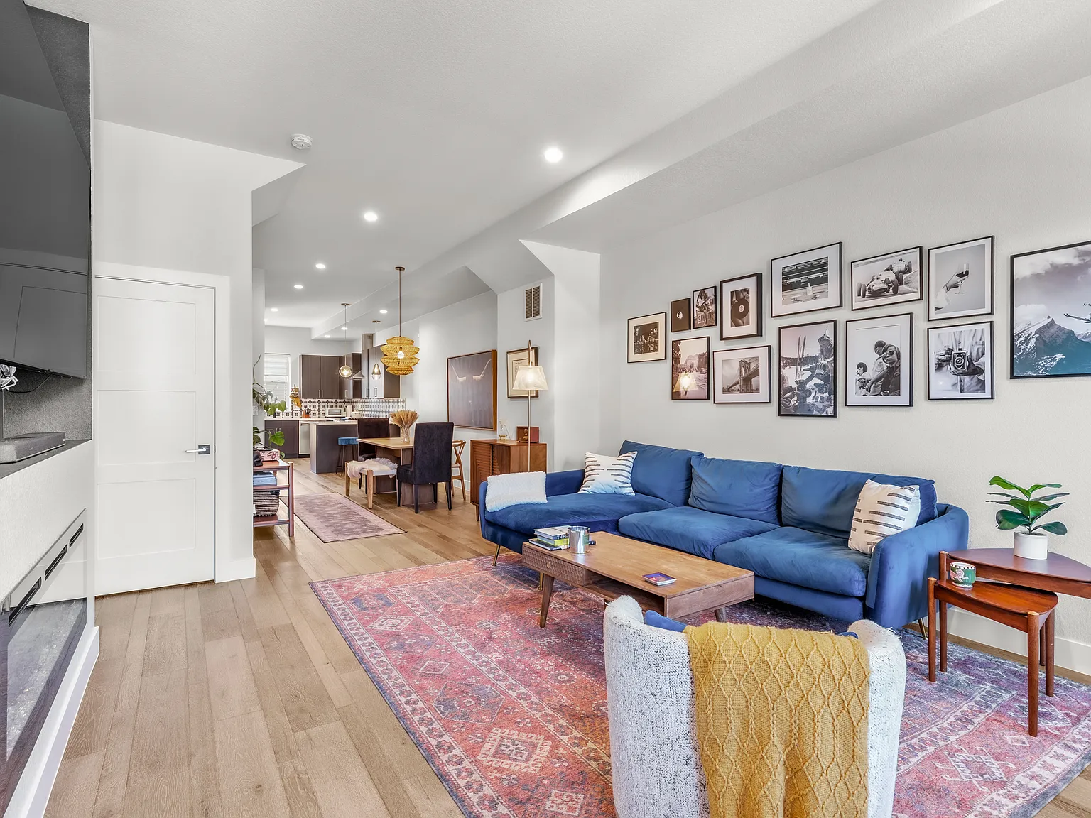2 bed, 2.5 bath, 1592 sqft, $3,600 — Photo 3