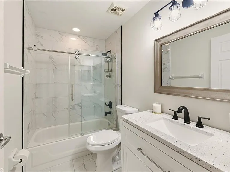 636 Windsor Sq #102 — Photo 15