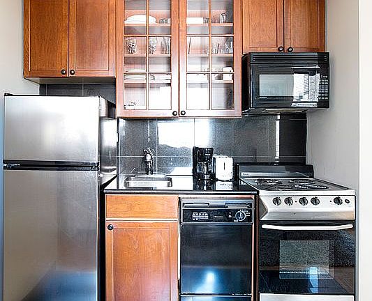 2nd image of 150 W 51st St APT 1409