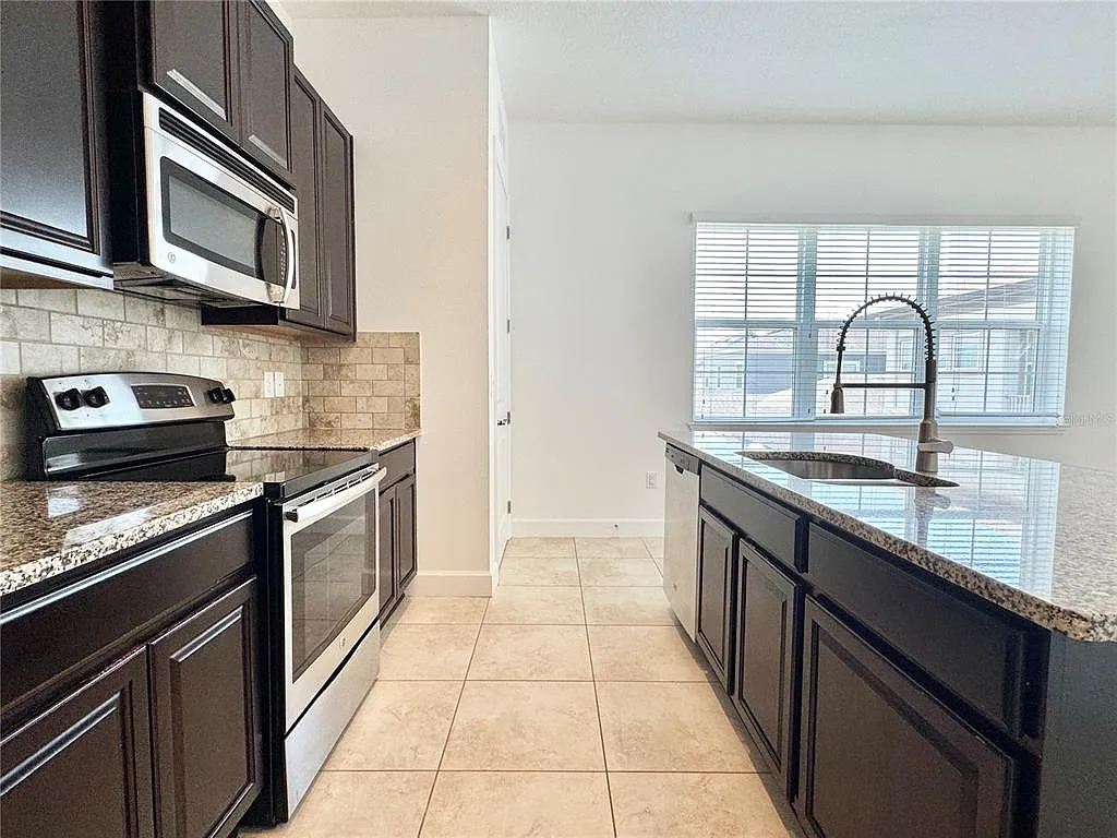 1 bed, 1.0 bath, 900 sqft, $1,900 — Photo 4
