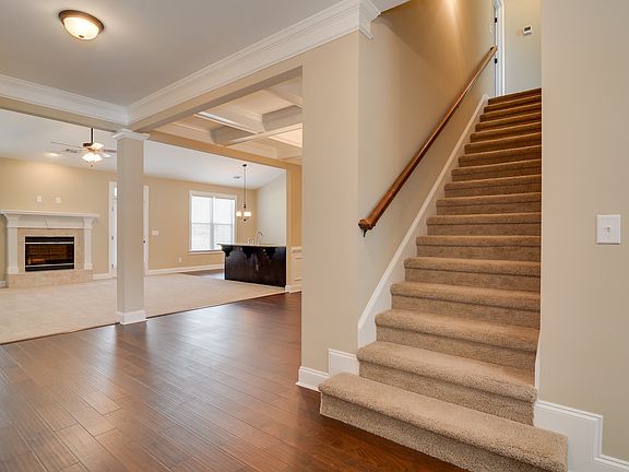 3rd image of 271 Tulip Dr