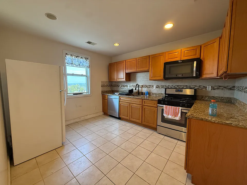27 Nelson Ave #2