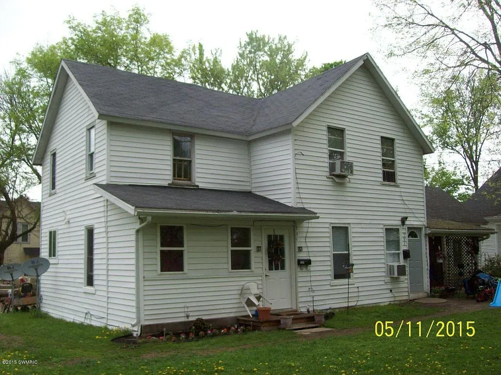 701 E Grand St photo 1