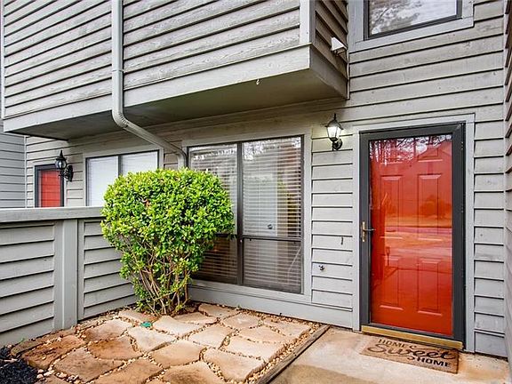 2nd image of 1066 Creatwood Cir SE
