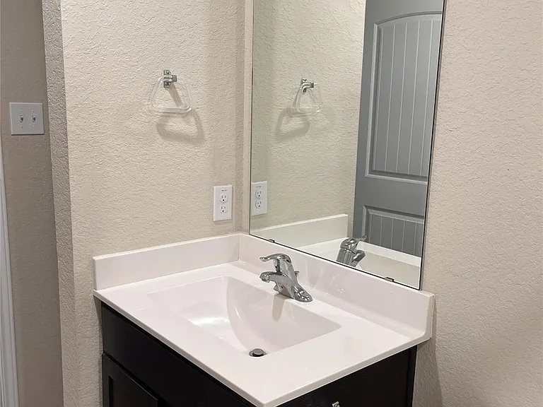 312 Comal Dr — Photo 35