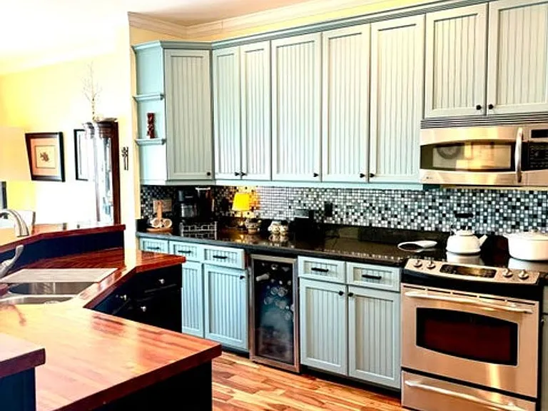 328 N Lake Dr — Photo 2