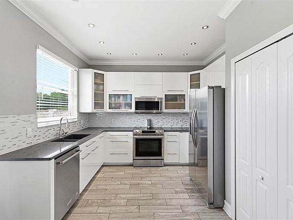 4th image of 1718 Roseroot Ct