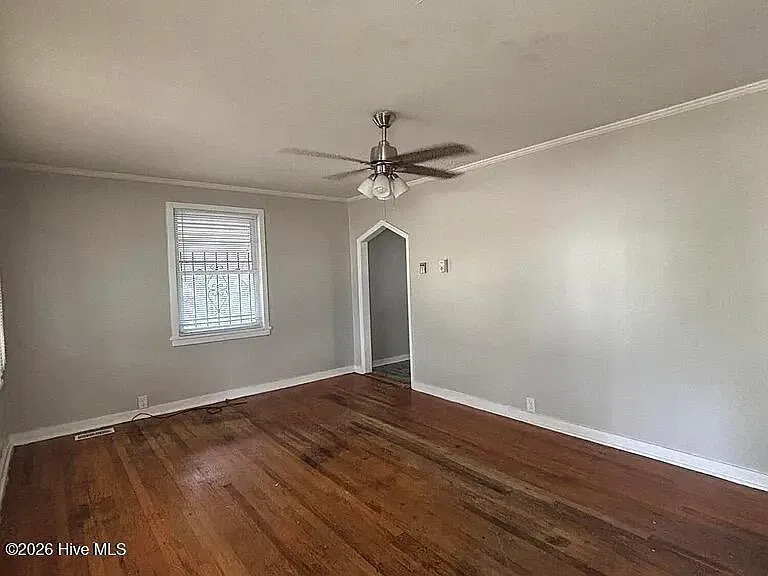 3 bed, 1.0 bath, 944 sqft, $1,300 — Photo 2
