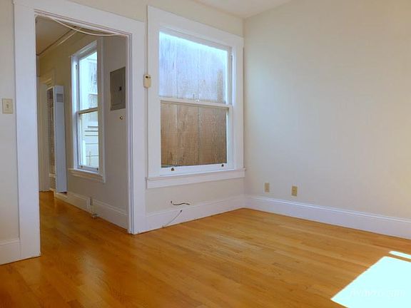 5th image of 460 Waller St