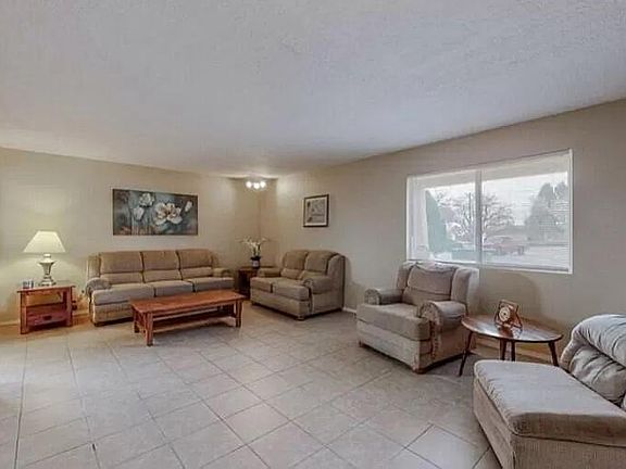 5th image of 11736 Freeway Pl NE