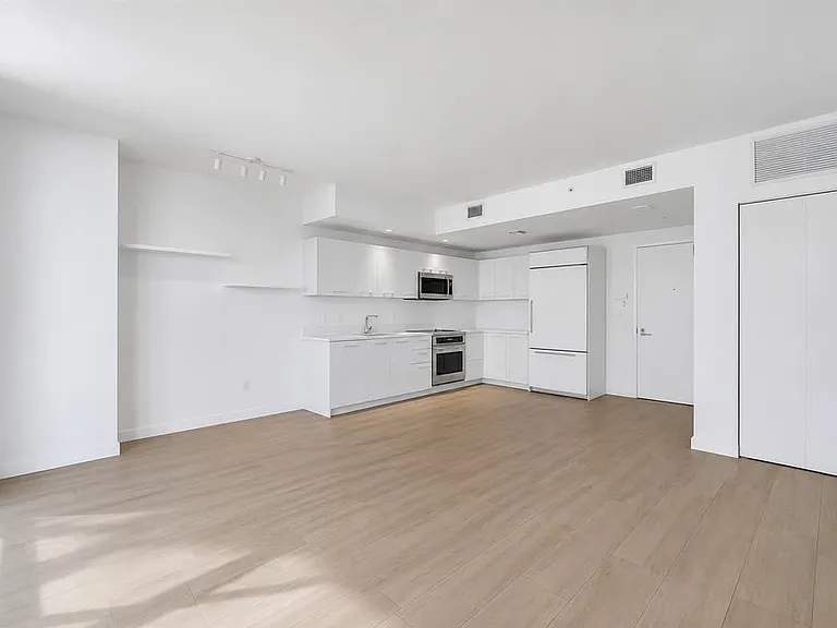 55 SW 9th St #1700 — Photo 9