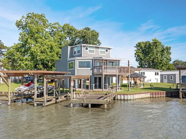 210 W Lakeview Wood, Onalaska, TX 77360