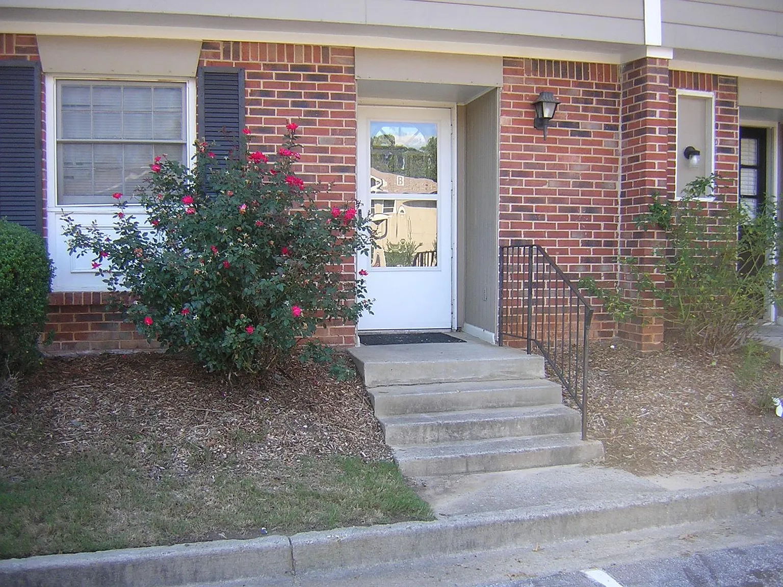 3 bed, 1.5 bath, 1200 sqft, $1,650 — Photo 3