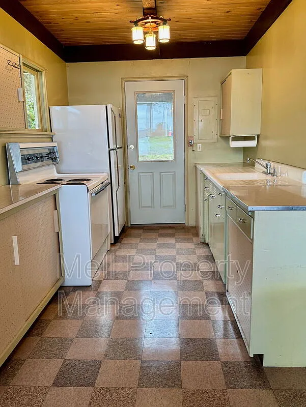 1 bed, 1.0 bath, 677 sqft, $1,800 — Photo 2