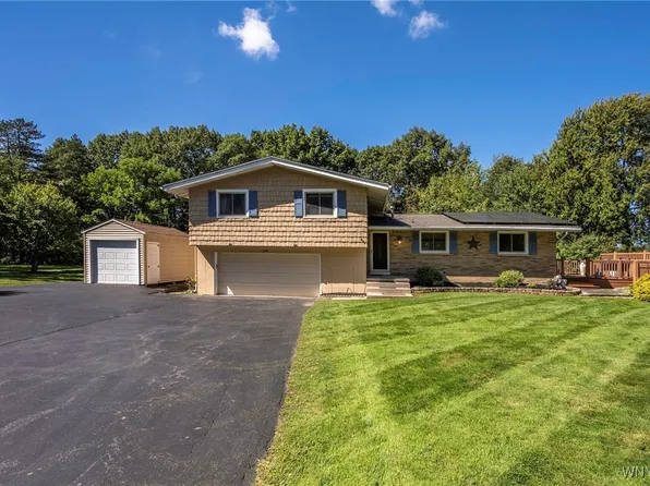 4680 Boncrest Dr E, Williamsville, NY 14221