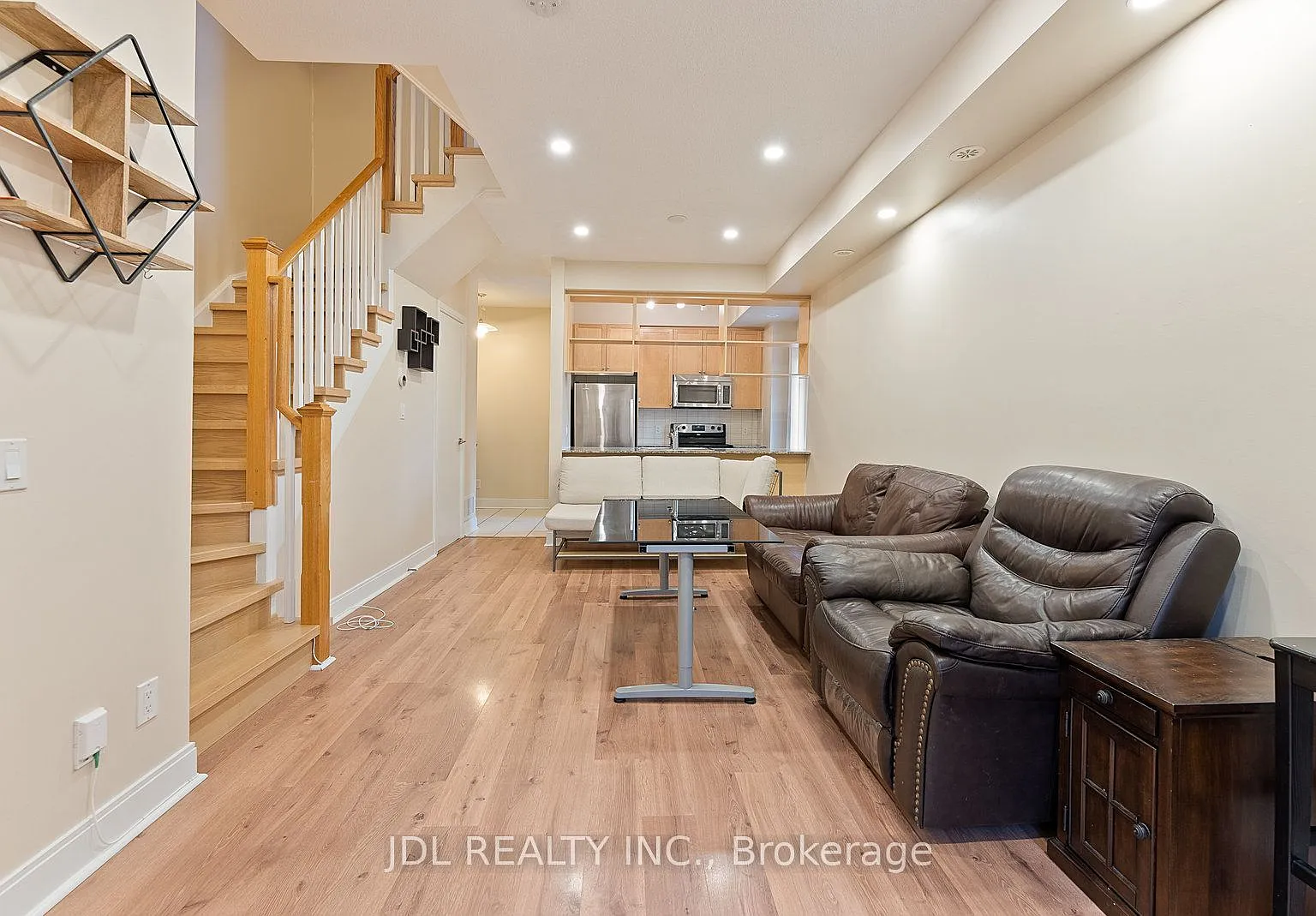 315 Village Green Sq — Photo 1