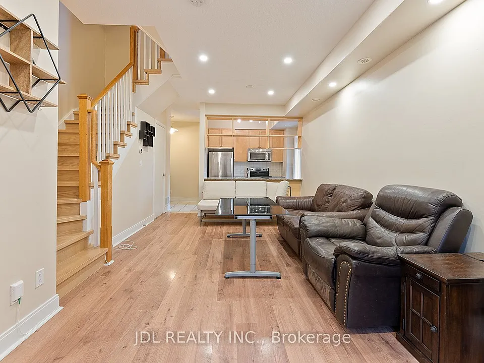 315 Village Green Sq #76