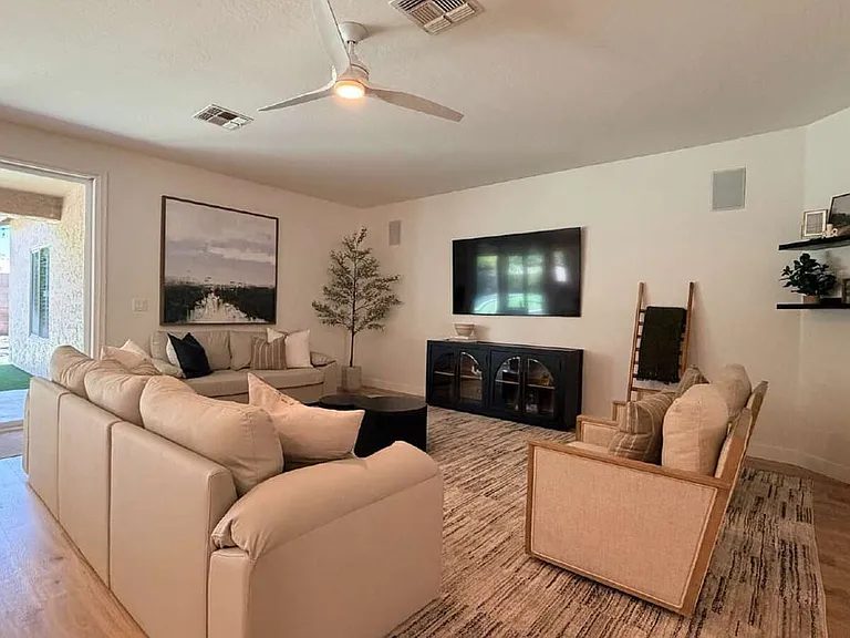 1121 E Powell Way — Photo 7