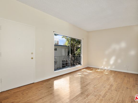 3rd image of 941 N San Vicente Blvd #20