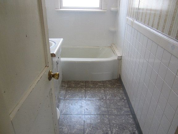 5th image of 1011 E 13th St