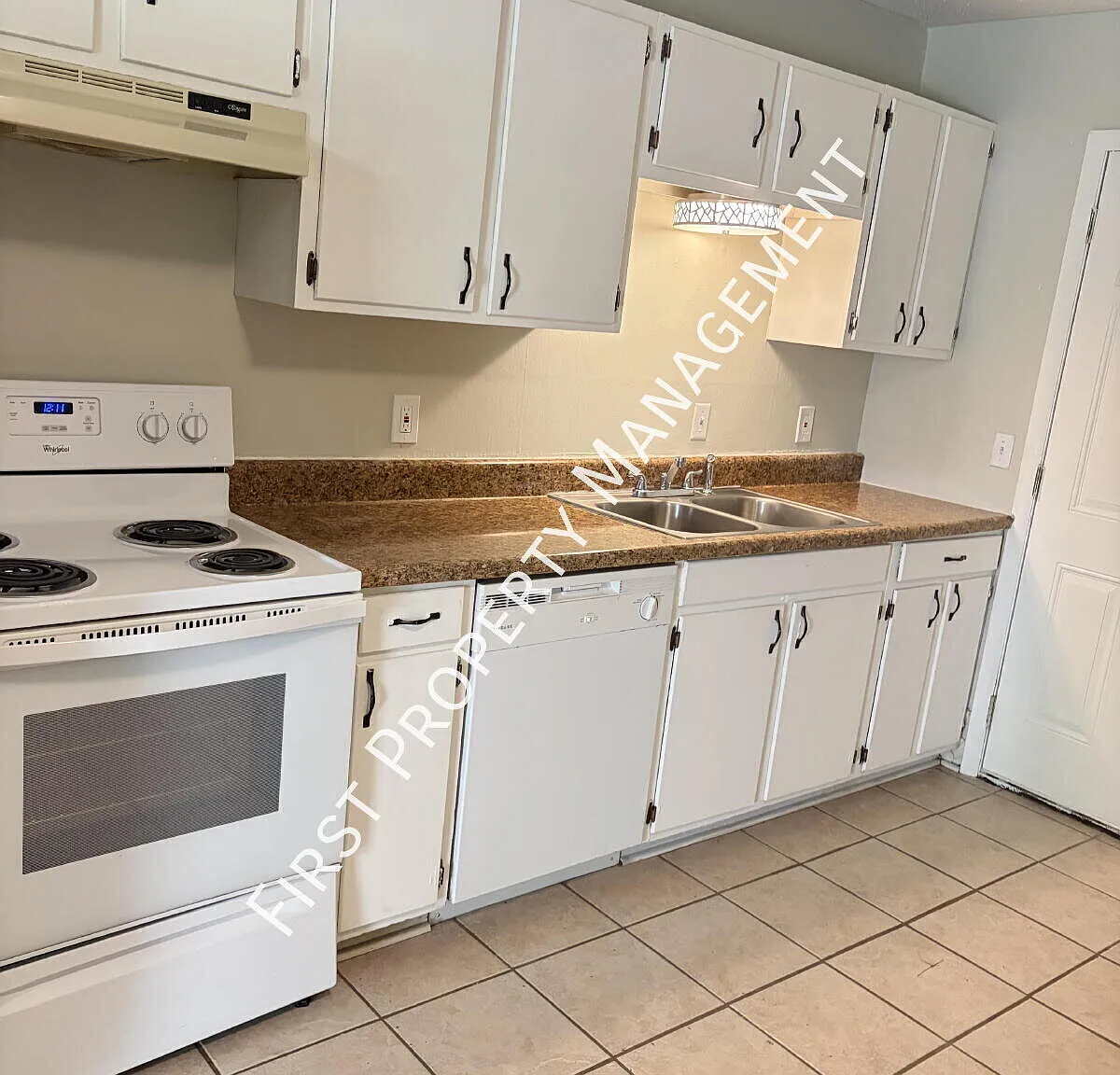 Amazing 2 Bedroom W/ Updated Flooring Must See! — Photo 3