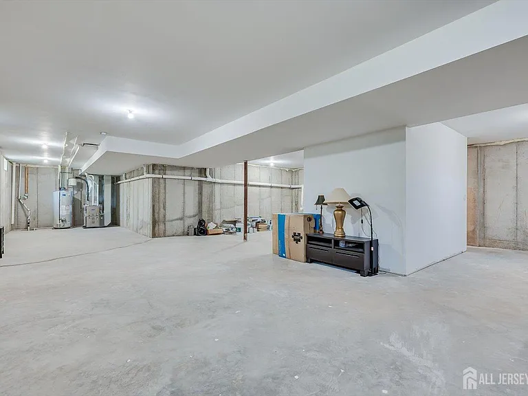 145 Center St — Photo 47