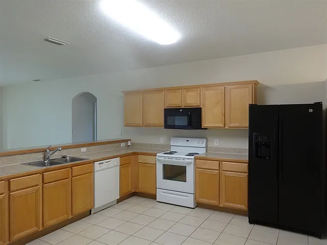 810 Dunkirk Ave NW — Photo 2