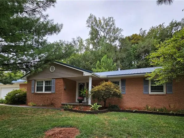3104 Hampton Rd, Saint Joseph, MO 64505