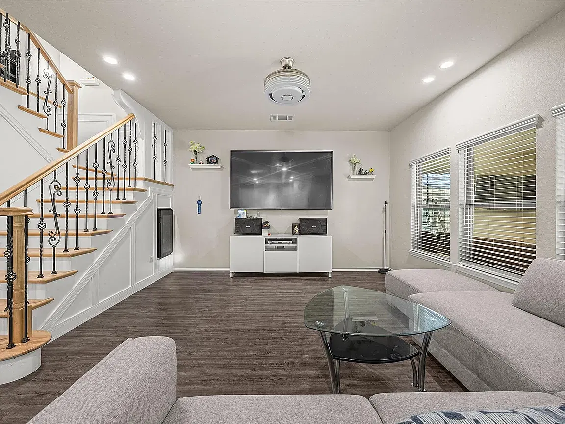 3 bed, 2.5 bath, 2064 sqft, $2,100 — Photo 3