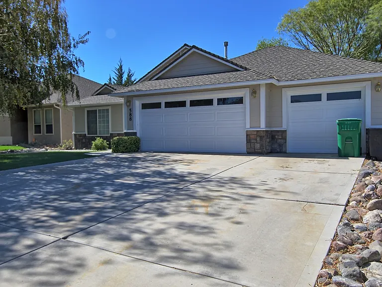588 Wedge Ln — Photo 1