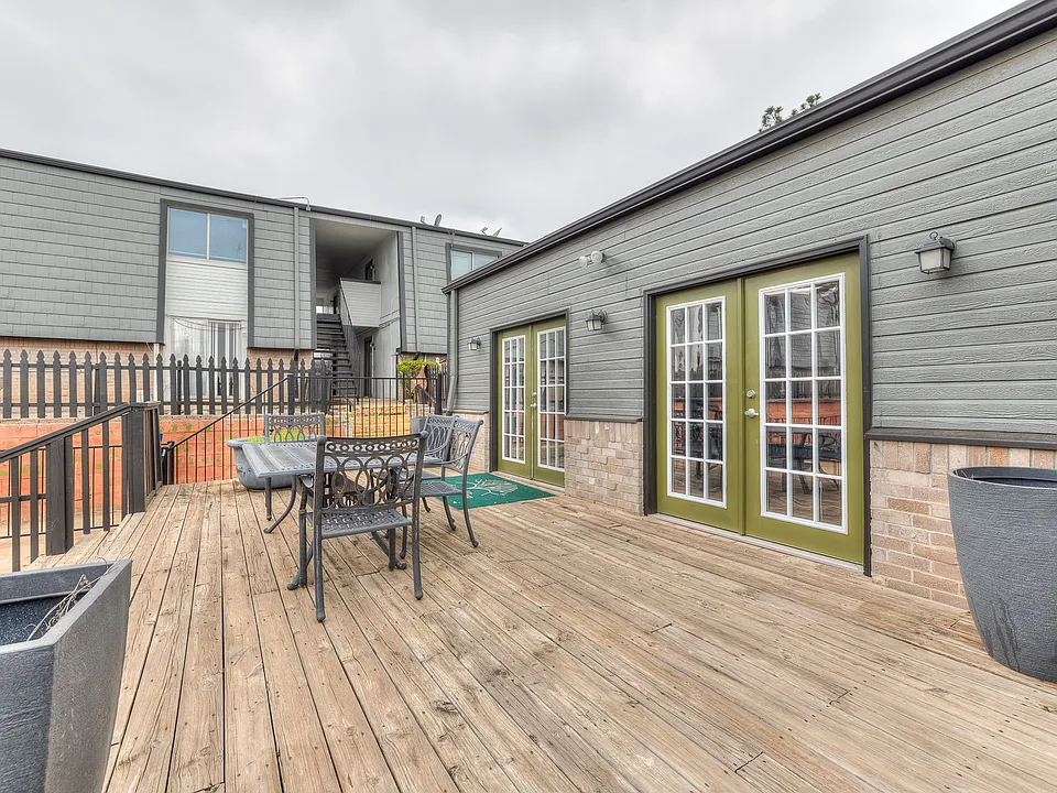 Putnam Green - Deck