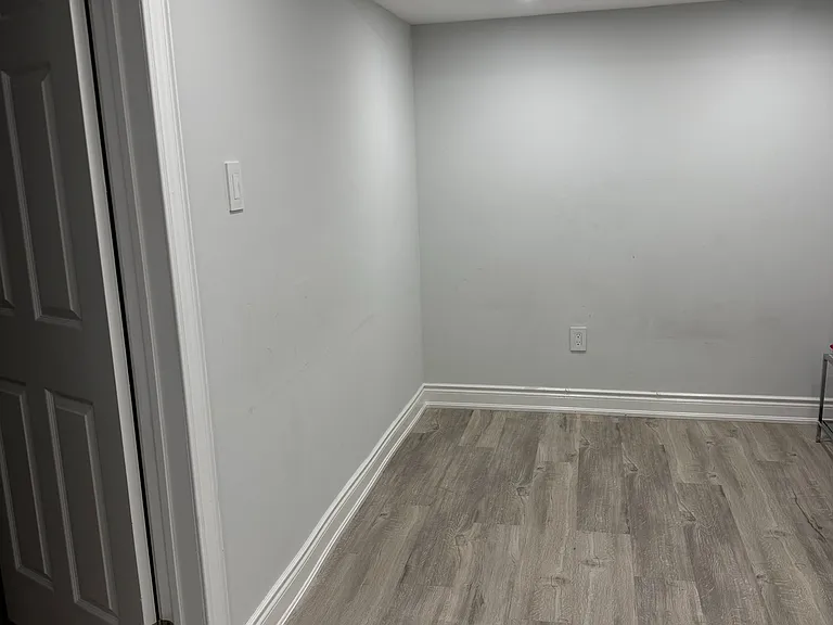 858 Khan Cres #BASEMENT — Photo 3