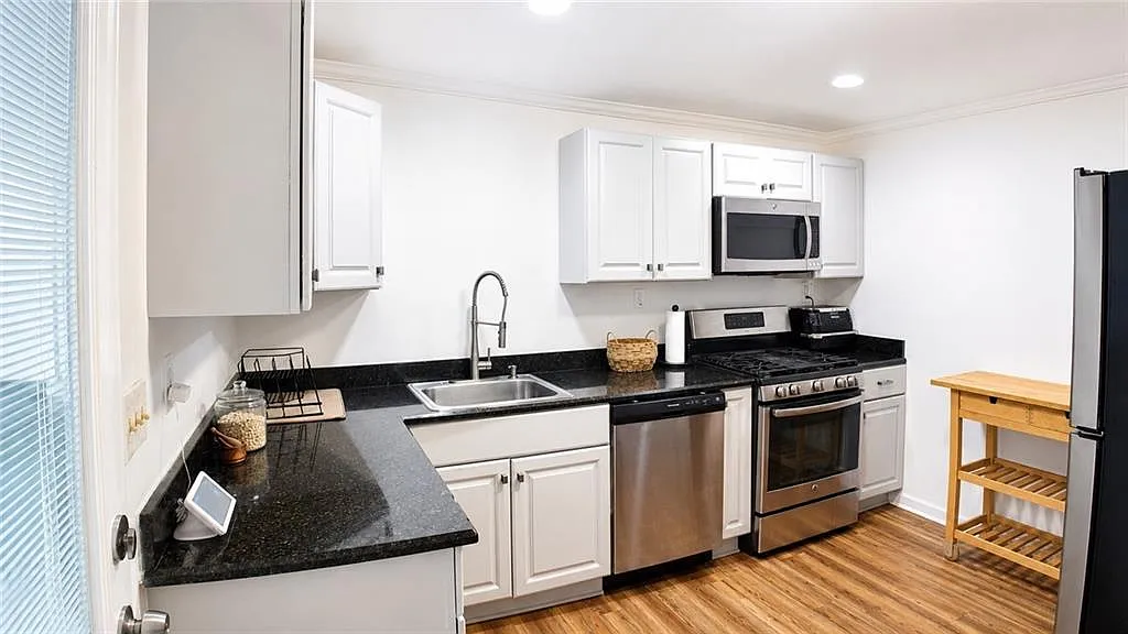 3 bed, 2.0 bath, 1161 sqft, $2,300 — Photo 3