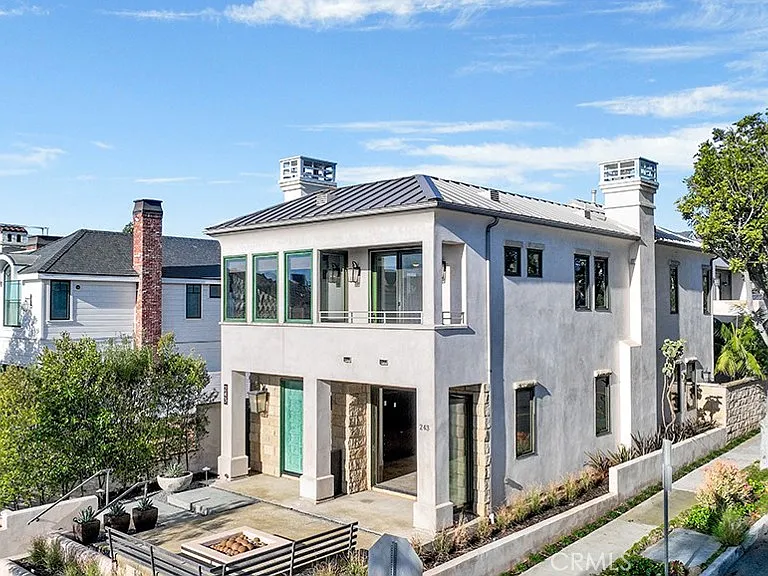 243 Poppy Ave — Photo 1