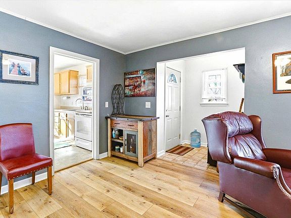 3rd image of 950 2nd Street