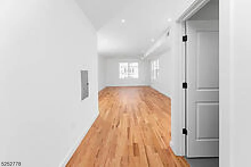 Building Photo - 125 Broughton Ave #1