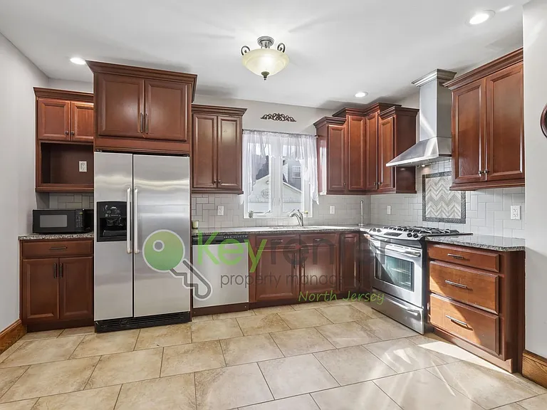 364 Chestnut St — Photo 1
