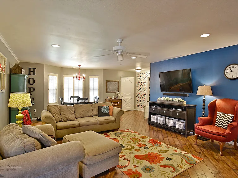 2132 Sylvan Dr — Photo 2