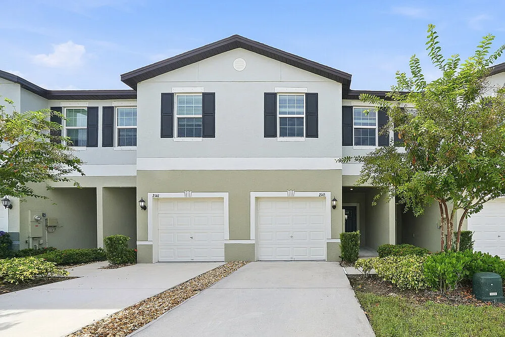 3 bed, 2.5 bath, 1624 sqft, $1,985 — Photo 1