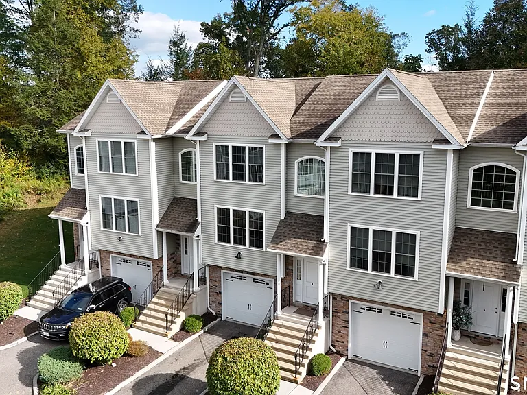 23 Oak Branch Dr #23 — Photo 1