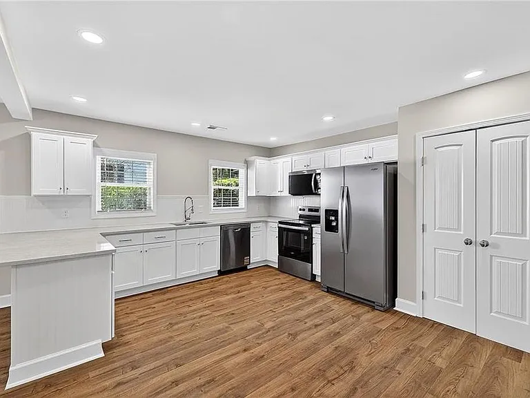 955 Columbia Dr — Photo 10