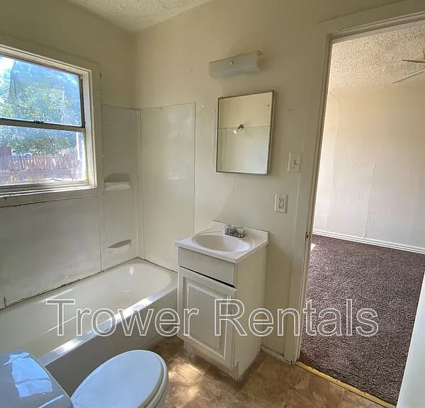 2101 W 10th St #7 — Photo 8