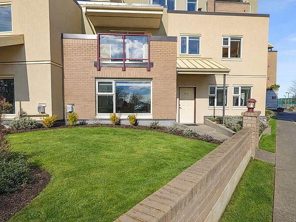 2nd image of 33 Songhees Rd #10