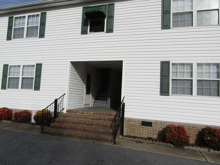 202 Largo Ct — Photo 1