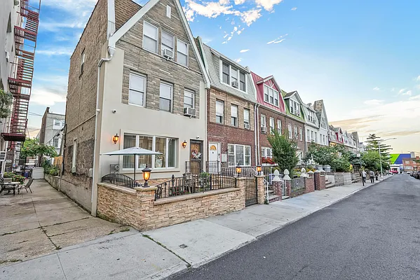 Sold by Halvatzis Realty | media 1