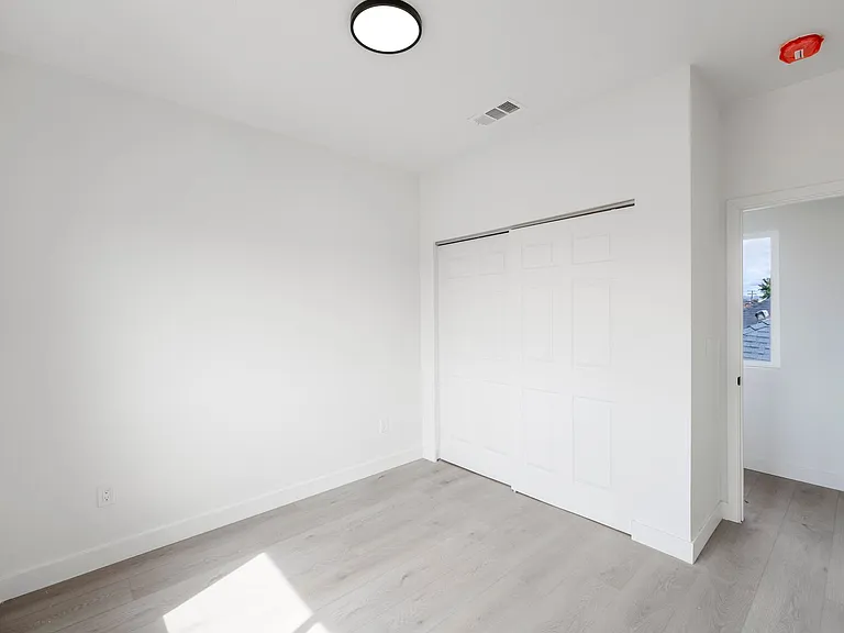 2860 Webster Ave — Photo 21