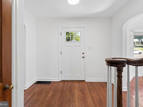 5th image of 300 Hutchinson Ave