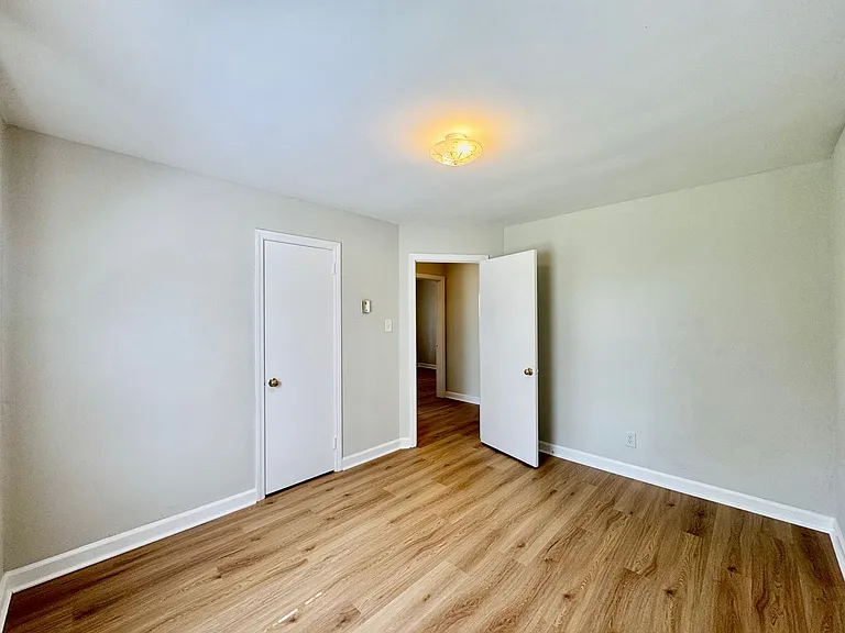 806 Carolina St — Photo 11